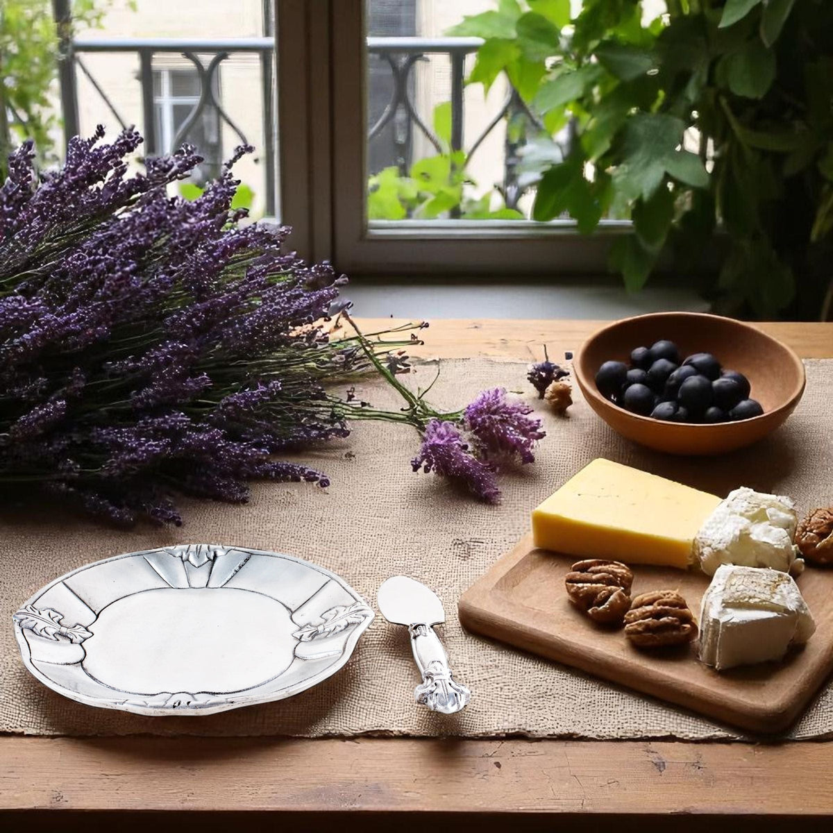Arthur Court Fleur De Lis Fleur-De-Lis Plate with Server
